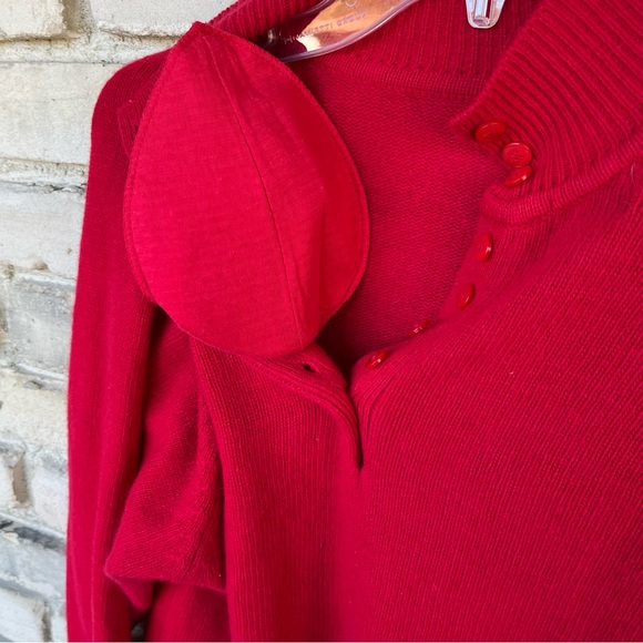 Vintage red pullover sweater with removable shoulder pads. Lambs wool blend - Picture 8 of 8